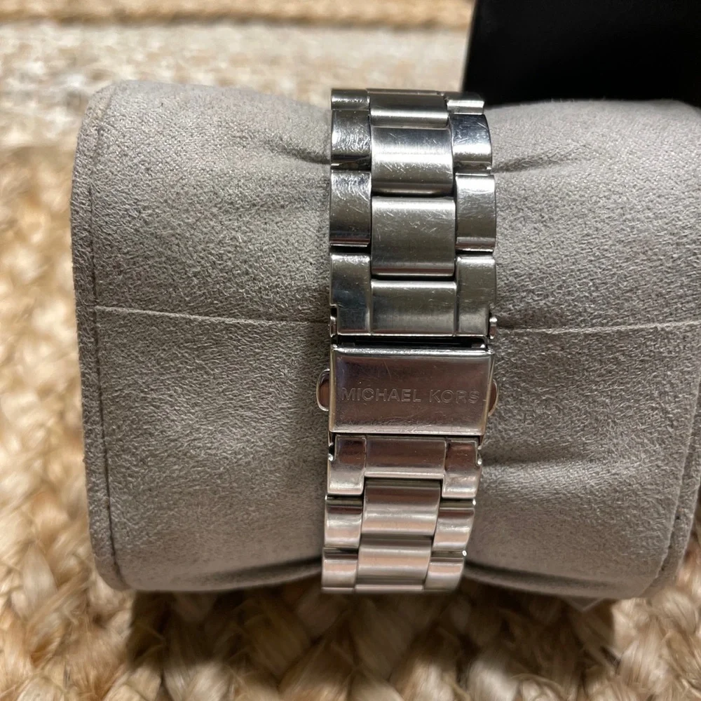 Michael Kors Everest MK5870 Watch-Baguette Crystals! Tags & Original Box! - Picture 3 of 5